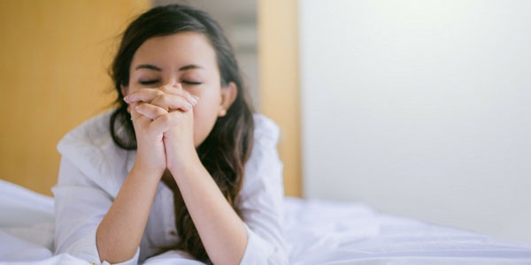 woman-praying-on-bed-600px-300px