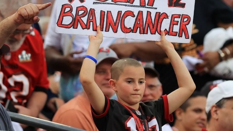 Tom Brady shares moment with young fan who beat brain cancer