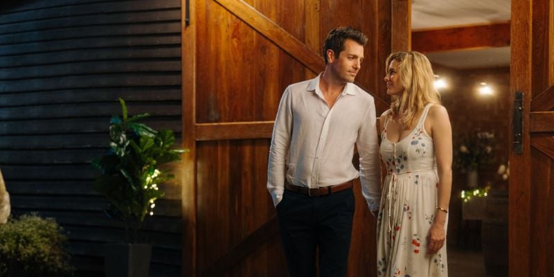 couple-walking-romance-at-the-vineyard (2)