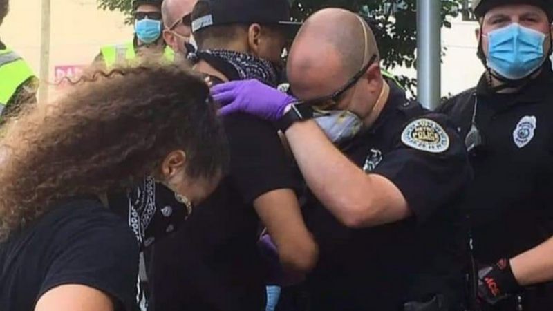 Nashville cop prays with protestor 